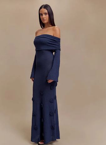 Maxikleid aus Strick mit Rosenmuster und Carmen-Ausschnitt